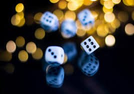 Antarmuka aplikasi hajar 777 menampilkan meja live-dealer blackjack dengan dealer profesional